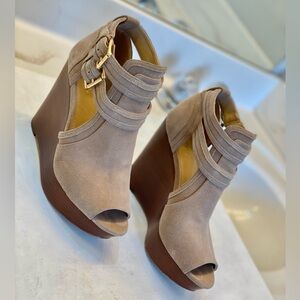 Michael KORS Blaze Suede open toe Wedge size 7.5M excellent condition clean